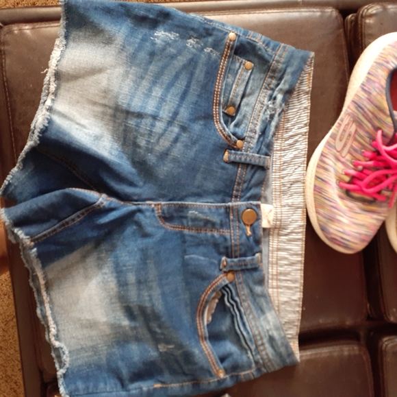 Shorts - Picture 3 of 3